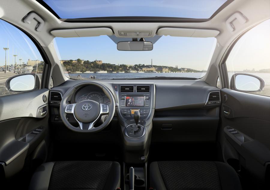  Toyota Verso-S 2010 года  (фото 22 из 109)